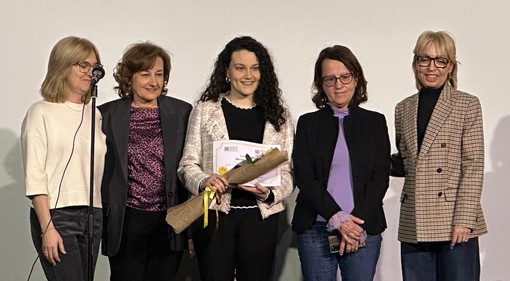 La consegna del premio &quot;Rivela una gemma&quot; a Nicole Robasto . Da sinistra Emanuela Gallo, Tiziana Somà, Nicole Robasto, Alessandra Cussa, Alessandra Piano