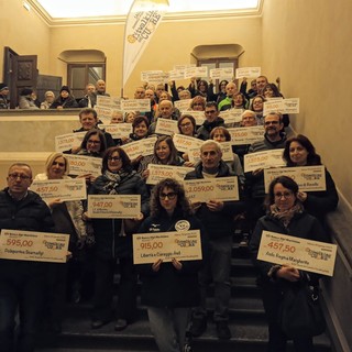 Saluzzo: foto di gruppo dopo la consegna dei contributi alle associazioni partecipanti al Fitwalking del cuore 2025