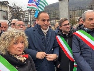 Il sindaco Fogliato col governatore Cirio e i colleghi di Alba e Santa Vittoria d'Alba al presidio Diageo del novembre scorso