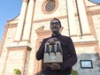 Don Paolino Revello con la Birra Oratorium davanti alla parrocchia