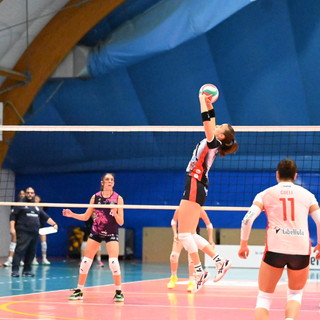 La palleggiatrice Faure Rolland di Libellula Volley in azione