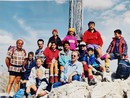 Don Gianni Riberi, primo a sinistra in questa datata foto da un'escursione sulle sue amate montagne, si è spento ieri a 73 anni