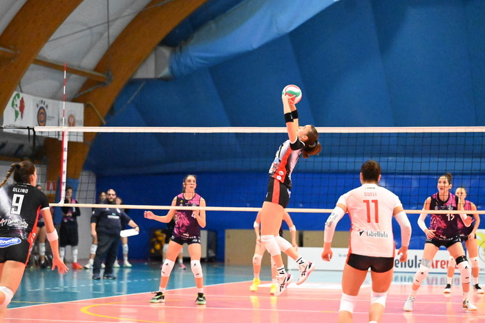 La palleggiatrice Faure Rolland di Libellula Volley in azione