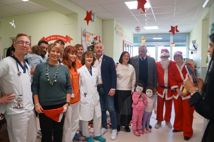 Babbo Natale ha dispensato doni ai bambini dell’Ospedale S. Croce