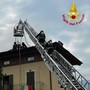 Dronero, incendio sul tetto di una casa: in azione 3 squadre di vigili del fuoco