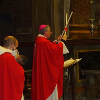 Il rito della benedizione della gola per intercessione di San Biagio nella chiesa di Sant’Antonino, a Bra