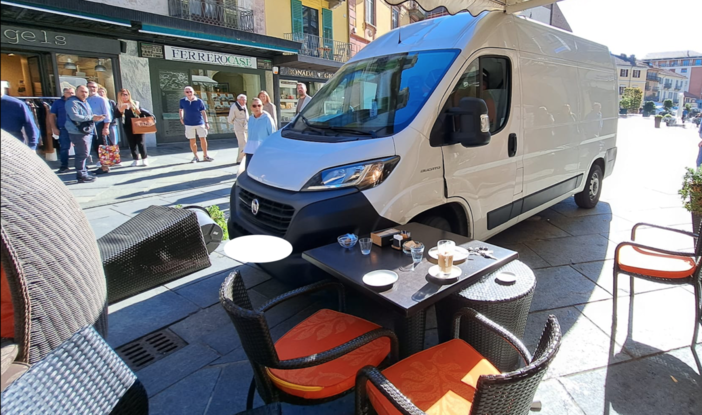 Furgone con freno a mano sganciato finisce nel dehors di un bar a Saluzzo