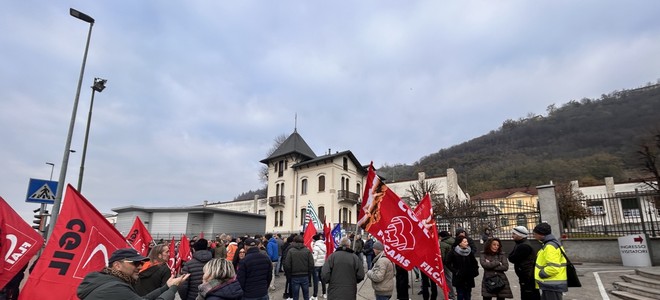 Un momento del presidio di ieri a Santa Vittoria d'Alba