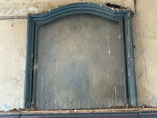Saluzzo, il dipinto di Porta Vacca coperto dal vetro sporco