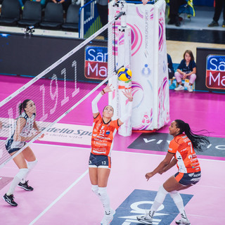 Amanda Sylves si prepara ad attaccare nella partita con Trento (Foto: Trentino Volley)