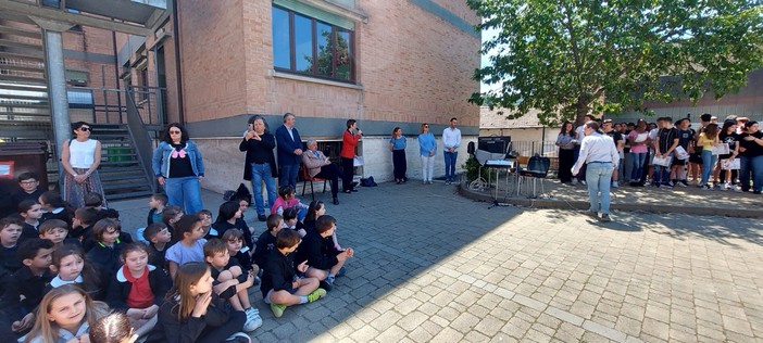 Nelle foto due momenti delle presentazioni finali degli alunni a Dogliani e Farigliano