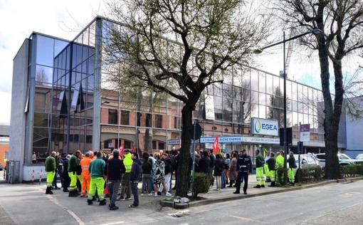 Un'immagine del marzo scorso: la protesta dei sindacati di fronte alla sede albese del Gruppo Egea