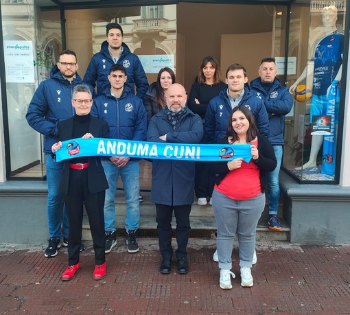 Inaugurato il nuovo negozio di Energia Pulita a Cuneo in corso Nizza 29: funzionerà anche come store del merchandising di Cuneo Volley