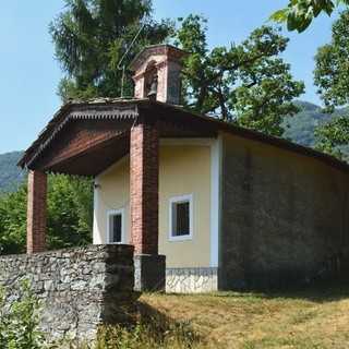 La cappella di Sant'Antonio sulla collina di Envie