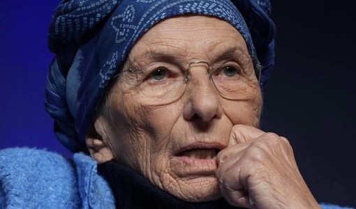 Emma Bonino, in uno scatto tratto dalla sua pagina Facebook. Sotto l'immagine che testimonia la recente visita portatale da Papa Francesco