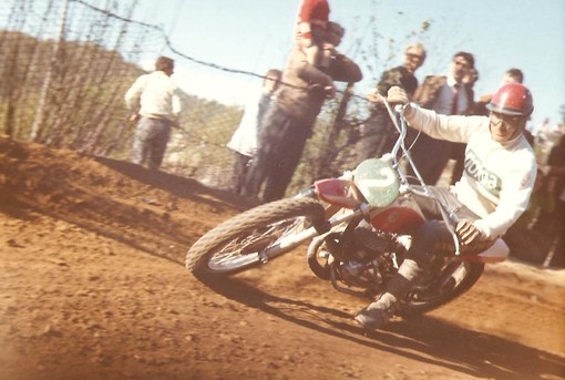 Emilio Ostorero in sella alla Bultaco durante una gara a Bra nei primi anni '70 (Foto Diemme)