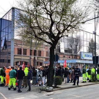 Un'immagine del marzo scorso: la protesta dei sindacati di fronte alla sede albese del Gruppo Egea