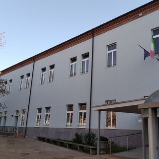 L'esterno della scuola secondaria Macrino di Alba