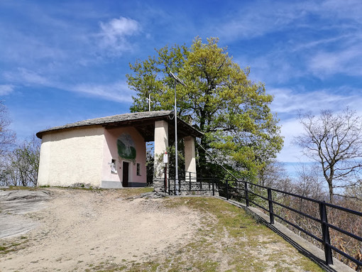 La cappella della Madonna della Neve sulla collina di Envie