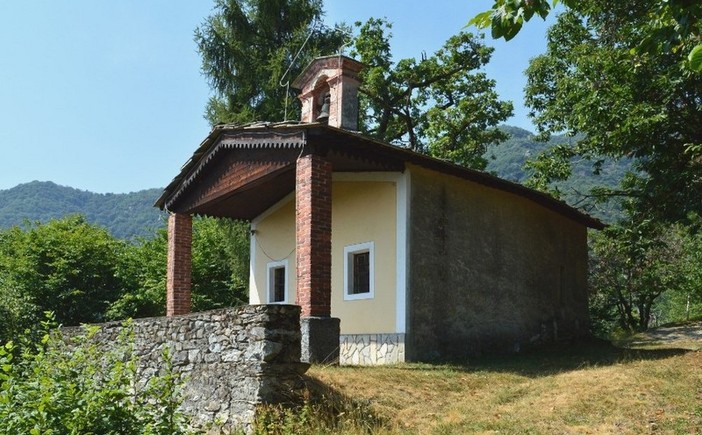 La cappella di Sant'Antonio sulla collina di Envie