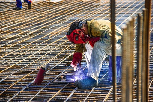 I lavori in edilizia, tra quelli maggiormente a rischio: facciate e tetti possono arrivare anche a temperature di 60 °C, rileva Confartigianato Cuneo