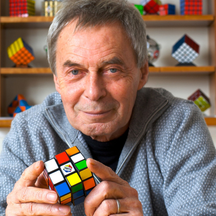 A Cuneo la mostra sul rompicapo che ha incantato il mondo: il Cubo di Rubik compie 50 anni