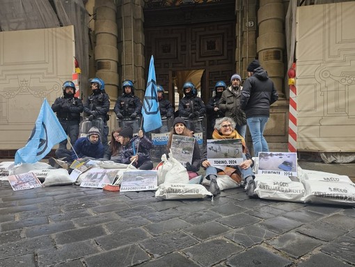 &quot;La Regione fa acqua da tutte le parti&quot;: protesta degli ambientalisti davanti al Consiglio, esposte le foto delle alluvioni