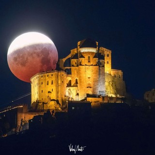 Eclissi di Luna sopra la Sacra di San Michele (Foto di Valerio Minato)