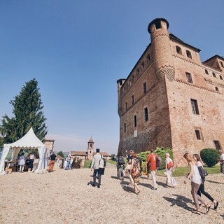 Turisti al castello di Grinzane, tra i luoghi simbolo del territorio