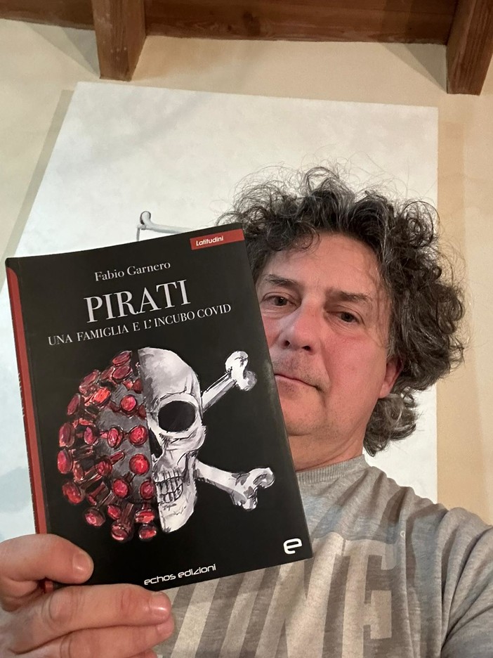 L'autore Fabio Garnero con il suo libro &quot;Pirati. Una famiglia e l'incubo Covid&quot;