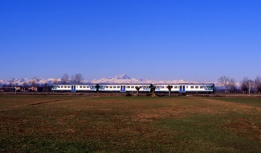 Un treno sulla Cuneo-Mondovì nei primi anni 2000 (Foto di Andrea Richermo)