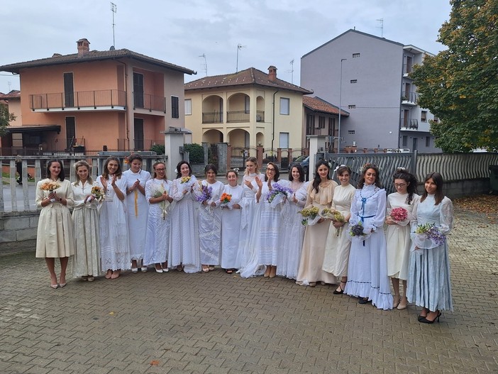 Le ragazze che hanno sfilato in abito da sposa per la festa della Madonna del Rosario, a Bra