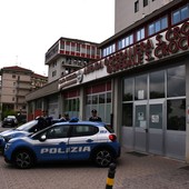 Sta per partorire in auto: la Polizia la scorta a sirene spiegate fino all'ospedale di Cuneo