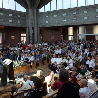 Ad Asti l'ultimo saluto a Massimo Cotto: &quot;Anche in cielo, troverà una chitarra&quot;