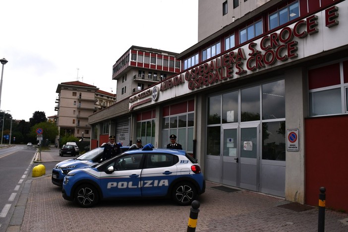 Sta per partorire in auto: la Polizia la scorta a sirene spiegate fino all'ospedale di Cuneo