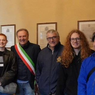 L'incontro in comune a Diano d'Alba tra il sindaco Ezio Cardinale e la &quot;delegazione italo-giapponese&quot;