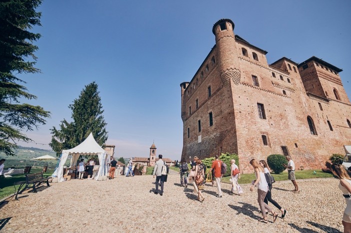 Turisti al castello di Grinzane, tra i luoghi simbolo del territorio