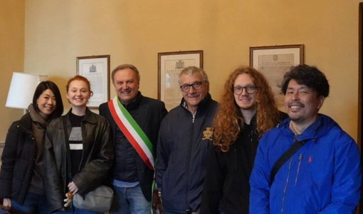 L'incontro in comune a Diano d'Alba tra il sindaco Ezio Cardinale e la &quot;delegazione italo-giapponese&quot;