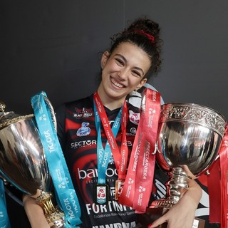 Giulia Viscioni con i trofei conquistati con la maglia del Perugia