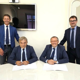 I presidenti di ACA Giuliano Viglione e di Banca d’Alba Tino Cornaglia siglano la proroga dell’accordo. Con loro, il direttore ACA Fabrizio Pace e il direttore generale di Banca d’Alba Enzo Cazzullo