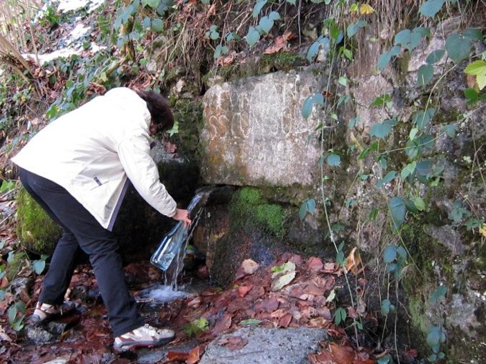 La fontana di Piazza di Vagno l'acqua sgorga solo di sera – i pochi  esercenti rimasti nella piazza si lamentano - Il Quarto Potere