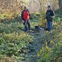 La messa a dimora di una pianta sul sentiero del Maira in occasione della Festa dell'Albero 2023