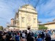 Il feretro sul piazzale durante i funerali