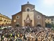 Saluzzo, la bara di Madre Elvira sul sagrato del Duomo- foto Mauro Piovano