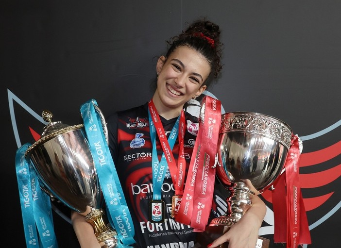 Giulia Viscioni con i trofei conquistati con la maglia del Perugia