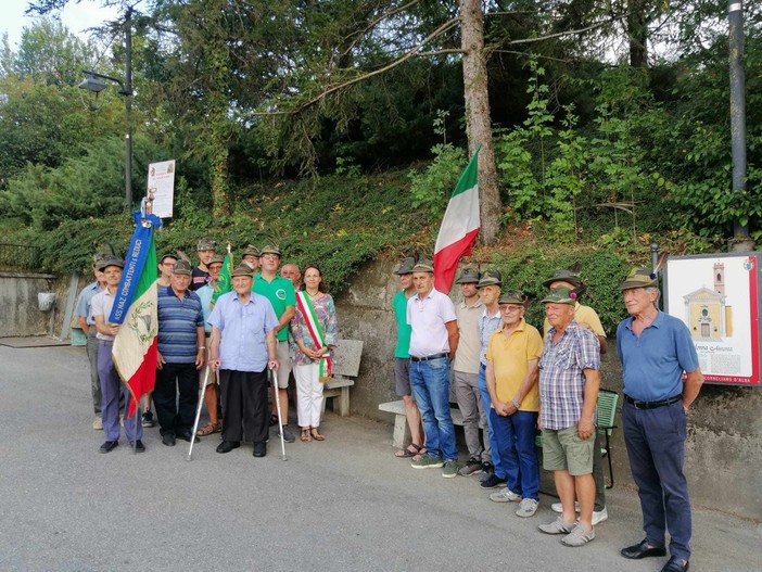 Il gruppo degli alpini con la sindaca Alessandra Balbo