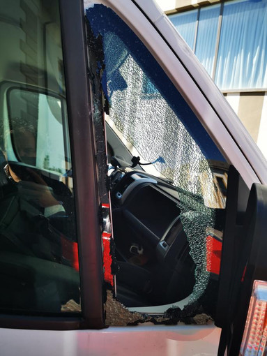 Ancora vetri frantumati a Cuneo: preso di mira un furgone in via della Pieve