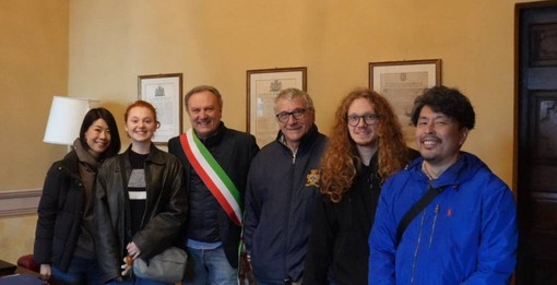 L'incontro in comune a Diano d'Alba tra il sindaco Ezio Cardinale e la &quot;delegazione italo-giapponese&quot;