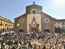 Saluzzo, la bara di Madre Elvira sul sagrato del Duomo- foto Mauro Piovano