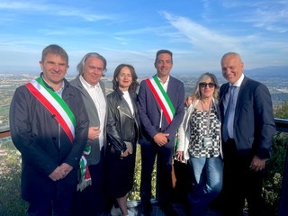 Da sinistra il sindaco di Cervasca Enzo Garnerone, il consigliere provinciale Vincenzo Pellegrino, Federica Barbero Invernizzi, il sindaco di Valdieri Guido Giordana, l'onorevole Monica Ciaburro e il senatore Giorgio Maria Bergesio